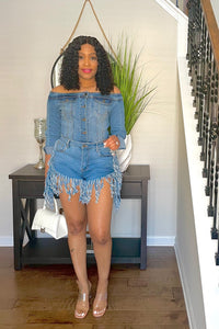 Shredded- fringe denim shorts